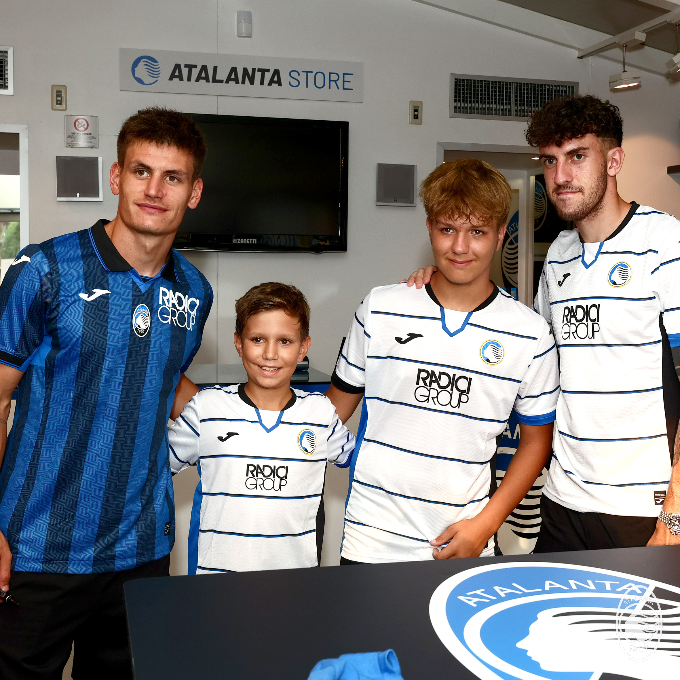 Áo bóng đá clb Atalanta 2024 sân khách